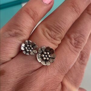 Beautiful Floral 925 Stetling Silver Ring in size 7 .